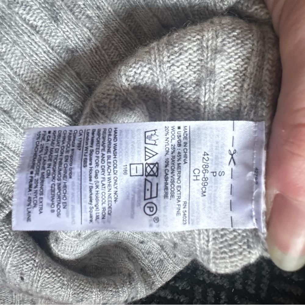 Banana Republic Ribbed Gray Wool & cashmere Sweater - Picture 3 of 3